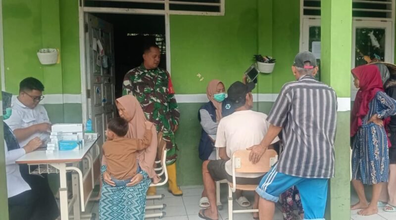 Babinsa Koramil 0602-13 Padarincang Bantu Warga Terdampak Banjir dengan Pengobatan Gratis