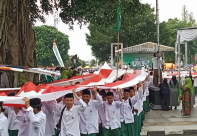 Santri Wonosobo Long March Bendera Merah Putih Sepanjang Satu Kilometer sebagai Wujud Cinta Tanah Air