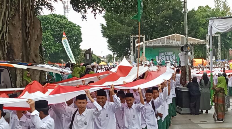 Santri Wonosobo Long March Bendera Merah Putih Sepanjang Satu Kilometer sebagai Wujud Cinta Tanah Air