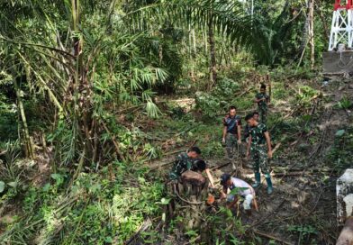 Jembatan Ambruk Sejak 2022, TNI dan Warga Gotong Royong Bangun Akses Baru