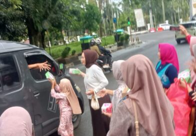 Ramadan Berkah, IKIAD Pandeglang Bagikan Ratusan Takjil kepada Warga