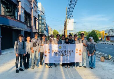 Program Studi Teknik Industri UWM Gelar Pengabdian Masyarakat Lewat Pembagian Takjil