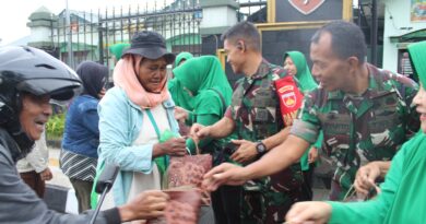 Ratusan Takjil Ludes Dibagikan Kodim 0707/Wonosobo dalam Waktu 20 Menit Ratusan Takjil Ludes Dibagikan Kodim 0707/Wonosobo dalam Waktu 20 Menit