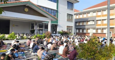 Khutbah Idulfitri di UWM Tekankan Makna Kembali ke Fitrah dan Berbakti kepada Orang Tua Khutbah Idulfitri di UWM Tekankan Makna Kembali ke Fitrah dan Berbakti kepada Orang Tua