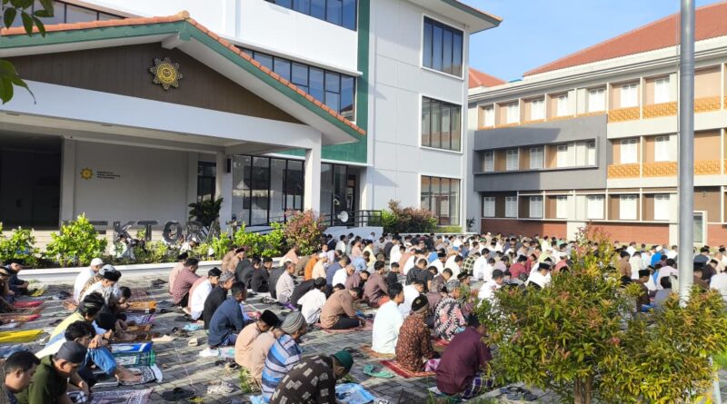 Khutbah Idulfitri di UWM Tekankan Makna Kembali ke Fitrah dan Berbakti kepada Orang Tua Khutbah Idulfitri di UWM Tekankan Makna Kembali ke Fitrah dan Berbakti kepada Orang Tua