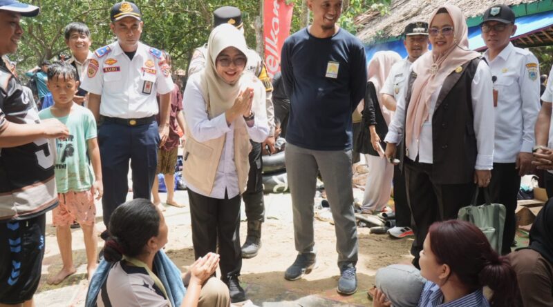 Libur Lebaran, Bupati Pandeglang Pantau Keamanan di Pantai Carita Libur Lebaran, Bupati Pandeglang Pantau Keamanan di Pantai Carita