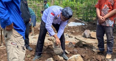 Rumah Kusnadi yang Roboh Mulai Dibangun, Kades Sindangheula Turun Langsung