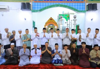 Cik Ujang Siapkan Hewan Kurban dan Serahkan Bantuan Saat Safari Jumat di Masjid Al-Ikhlas