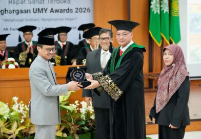 UMY Anugerahkan Penghargaan Tertinggi kepada Shamsi Ali, Imam Asal Indonesia di New York
