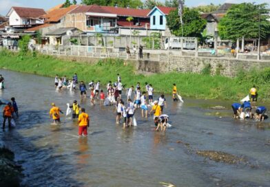 Ratusan Warga dan Mahasiswa Gotong Royong Bersihkan Sungai Code