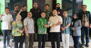 Plh Wali Kota Harris Bobihoe dan DPRD Banjarbaru Perkuat Sinergi Tingkatkan PADKunjungan DPRD Kota Banjarbaru, Harris Bobihoe Fokus Bahas Optimalisasi Pendapatan Asli Daerah