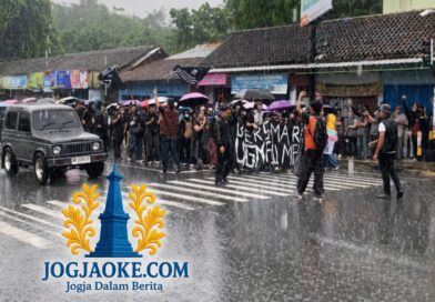 Cuaca Ekstrem Tak Halangi Aksi, Massa Rakyat Memanggil Terus Menggema