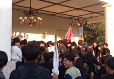 Aksi Jilid II Mengemuka, Mahasiswa Desak Seluruh Fraksi DPRD DIY Hadir Aksi Jilid II Mengemuka, Mahasiswa Desak Seluruh Fraksi DPRD DIY Hadir