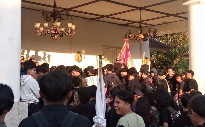 Aksi Jilid II Mengemuka, Mahasiswa Desak Seluruh Fraksi DPRD DIY Hadir Aksi Jilid II Mengemuka, Mahasiswa Desak Seluruh Fraksi DPRD DIY Hadir