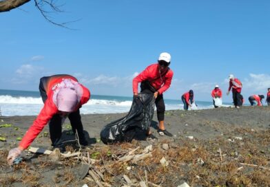 Aksi Nyata Putri Mataram, Bersihkan Pantai Baru dan Edukasi Masyarakat Jaga Kebersihan