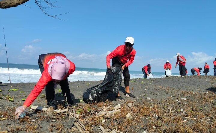 Aksi Nyata Putri Mataram, Bersihkan Pantai Baru dan Edukasi Masyarakat Jaga Kebersihan
