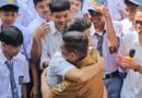 Tangis Haru Warnai Kunjungan Andra Soni, Siswa Berterima Kasih atas Program Sekolah Gratis Tangis Haru Warnai Kunjungan Andra Soni, Siswa Berterima Kasih atas Program Sekolah Gratis
