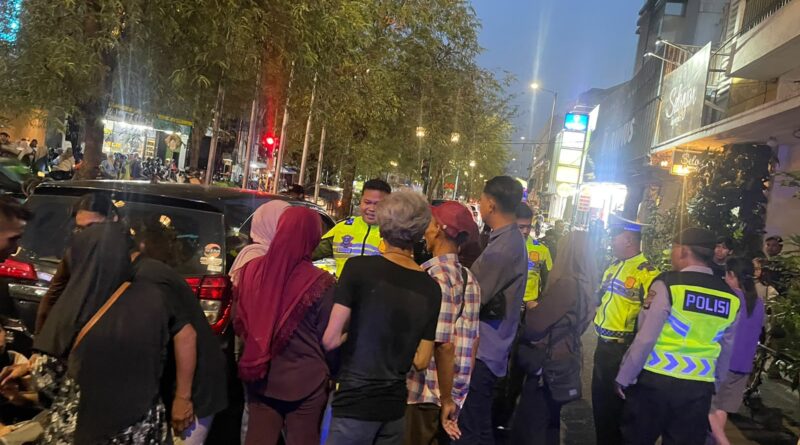 Aksi Cepat Polsek Jetis Selamatkan Lansia yang Terkunci di Mobil di Margo Utomo Aksi Cepat Polsek Jetis Selamatkan Lansia yang Terkunci di Mobil di Margo Utomo