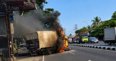 Tabrakan Motor dan Mobil Box Picu Kebakaran Hebat di Magelang