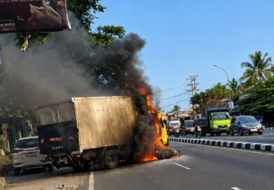 Tabrakan Motor dan Mobil Box Picu Kebakaran Hebat di Magelang