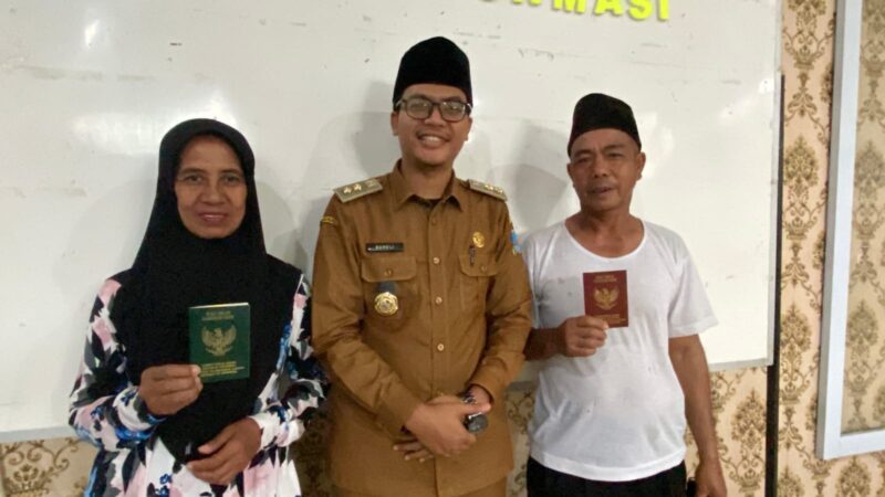 Usai Isbat Nikah, Tujuh Pasangan Warga Sindangheula Resmi Terima Buku Nikah