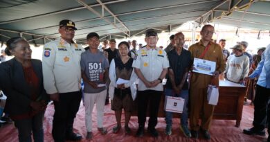 Kunjungi Desa Waekokak, Mendagri Tito Sampaikan Bantuan Duka bagi Korban Gempa