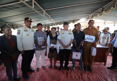 Kunjungi Desa Waekokak, Mendagri Tito Sampaikan Bantuan Duka bagi Korban Gempa