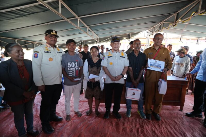 Kunjungi Desa Waekokak, Mendagri Tito Sampaikan Bantuan Duka bagi Korban Gempa