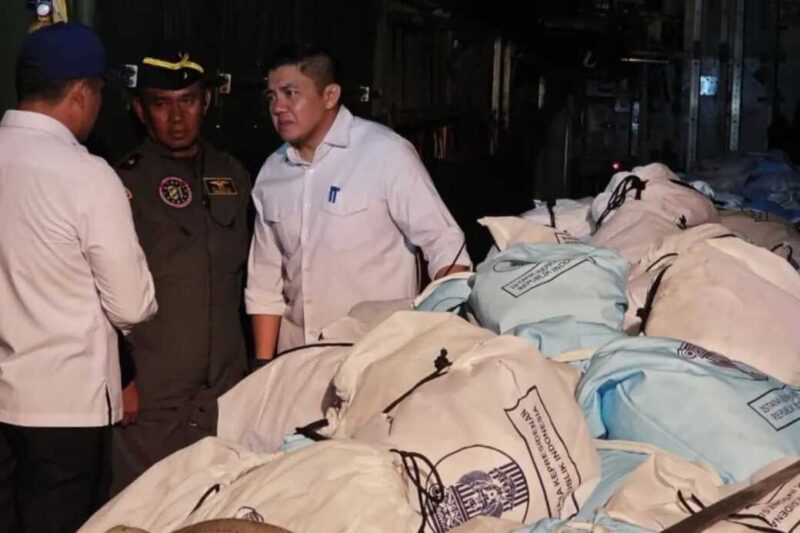 Letkol Teddy Indra Wijaya Dukung Respons Cepat Pemerintah dalam Penyaluran Bantuan Bencana NTT Letkol Teddy Indra Wijaya Dukung Respons Cepat Pemerintah dalam Penyaluran Bantuan Bencana NTT
