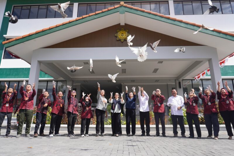 GKR Mangkubumi Lepas Merpati, UWM Teguhkan Komitmen Pelestarian Lingkungan