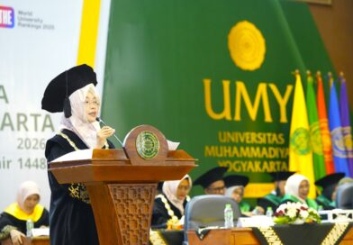 UMY Wisuda 711 Lulusan, LLDIKTI V Dorong Generasi Adaptif dan Peduli