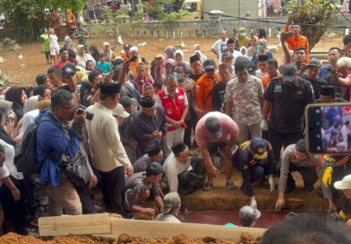 Korban Hilang Kontak KM Arupadhatu 1 Diserahkan dan Dimakamkan, Polda Banten Turut Mendampingi Korban Hilang Kontak KM Arupadhatu 1 Diserahkan dan Dimakamkan, Polda Banten Turut Mendampingi