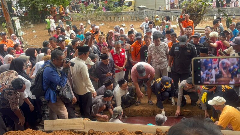 Korban Hilang Kontak KM Arupadhatu 1 Diserahkan dan Dimakamkan, Polda Banten Turut Mendampingi Korban Hilang Kontak KM Arupadhatu 1 Diserahkan dan Dimakamkan, Polda Banten Turut Mendampingi
