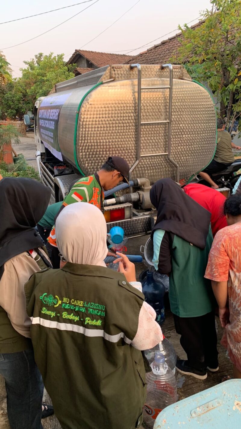 Kekeringan Melanda, NU Care-LAZISNU Kudus Salurkan Air Bersih dan Dorong Penghijauan