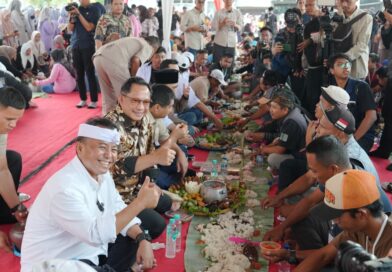 Mendagri Ngariung dengan Sopir Truk Genteng, Santap Nasi Liwet di Purwakarta Mendagri Ngariung dengan Sopir Truk Genteng, Santap Nasi Liwet di Purwakarta