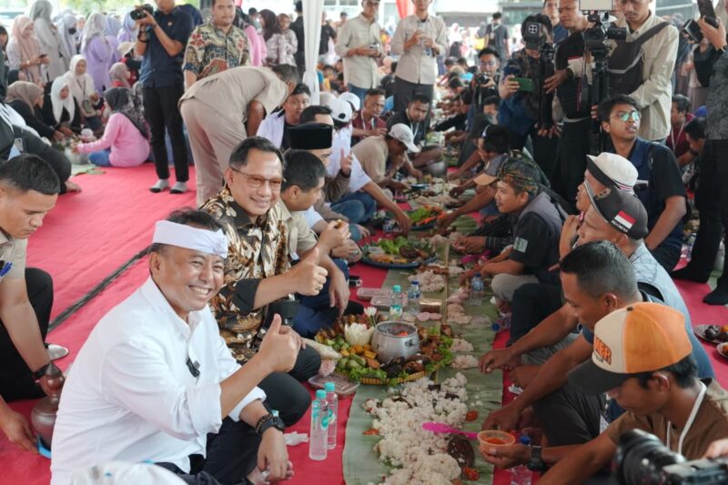 Mendagri Ngariung dengan Sopir Truk Genteng, Santap Nasi Liwet di Purwakarta Mendagri Ngariung dengan Sopir Truk Genteng, Santap Nasi Liwet di Purwakarta
