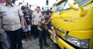 Mendagri Lepas 125 Truk Genteng, Dukung Program Gentengisasi Presiden Mendagri Lepas 125 Truk Genteng, Dukung Program Gentengisasi Presiden