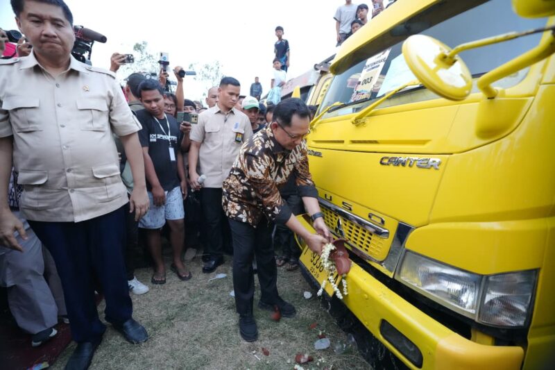 Mendagri Lepas 125 Truk Genteng, Dukung Program Gentengisasi Presiden Mendagri Lepas 125 Truk Genteng, Dukung Program Gentengisasi Presiden