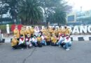 Ketua BKOW Sumsel Bagikan Masker kepada Pengendara di Tengah Kabut Asap Ketua BKOW Sumsel Bagikan Masker kepada Pengendara di Tengah Kabut Asap