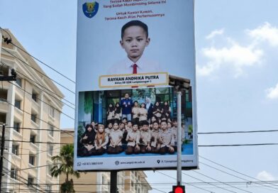 Warga Yogyakarta Dibuat Penasaran dengan Baliho Raksasa Bergambar Siswa SD Warga Yogyakarta Dibuat Penasaran dengan Baliho Raksasa Bergambar Siswa SD