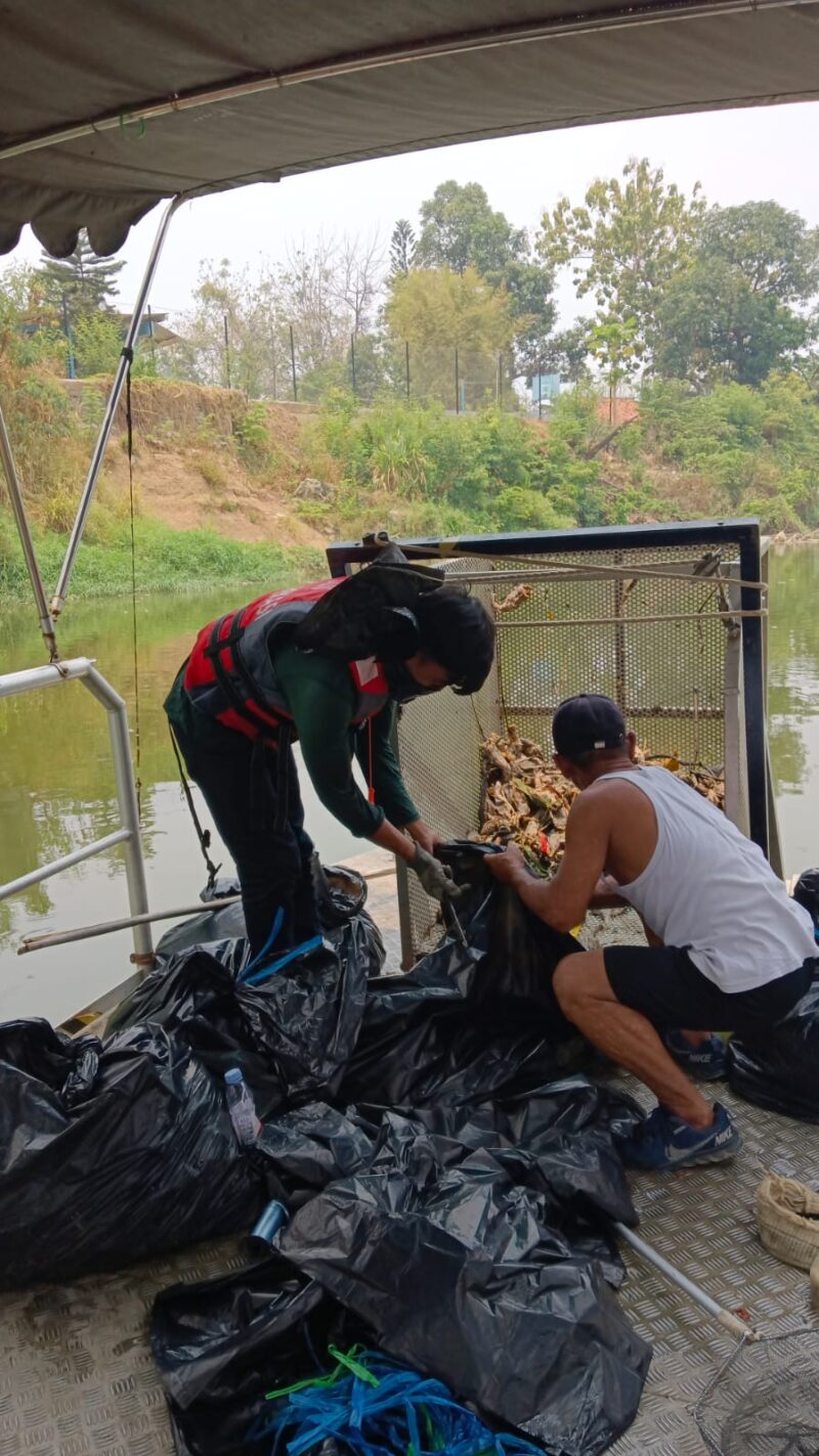 Keluhan Bau Tak Sedap di Kali Bekasi, Tim Katak Orange Bersihkan Bangkai Ikan