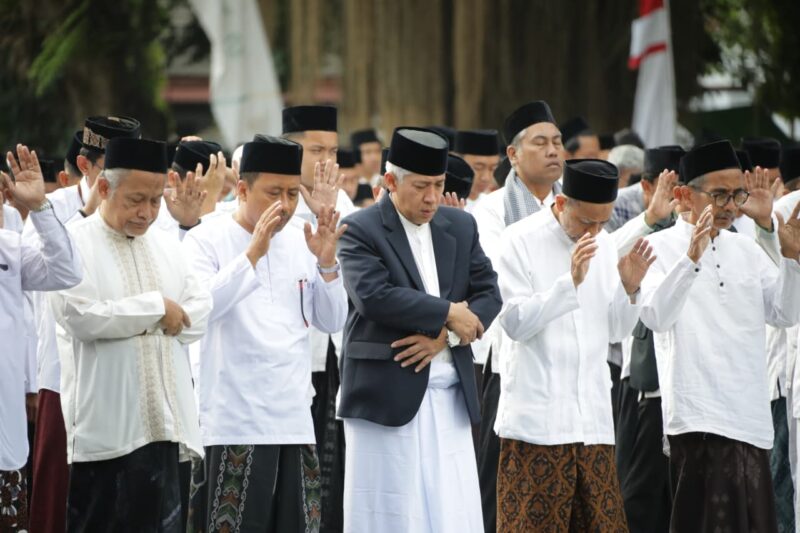 1.240 Santri Sleman Laksanakan Salat Istisqa Sekaligus Terima Penyaluran Bantuan Usaha BAZNAS