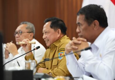 Jelang Natal dan Tahun Baru, Mendagri Tito Tekankan Pentingnya Penyaluran Bansos dan Operasi Pasar