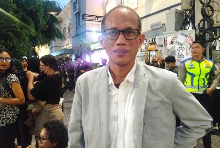 Simbol Keresahan Bersama! Prof Uceng Ajak Massa Acungkan Tiga Jari di Depan DPRD DIY