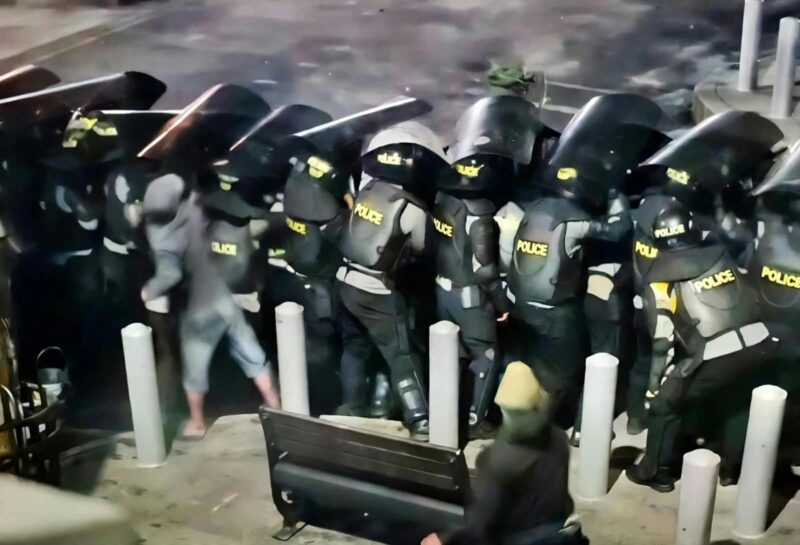 Massa Lempar Batu dan Robohkan Pintu Gerbang DPRD DIY Saat Demonstrasi di Malioboro